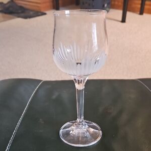Elegant Clear Wine Glass with Frosted Design